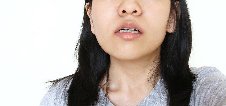 揭秘老年人为何频频打嗝的原因（老年人打嗝现象的症状与解决方法）