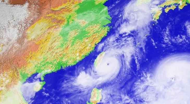 台风形成的原因及影响（探究台风形成的科学原理与灾害影响）