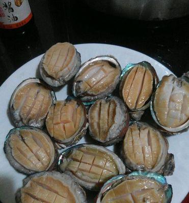 品味鲜美的鲍鱼美食（探寻鲍鱼烹饪的秘密和精彩吃法）
