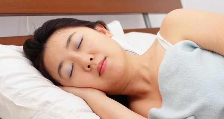 为什么睡觉时会流口水？（睡眠过程中唾液分泌的原因及影响）