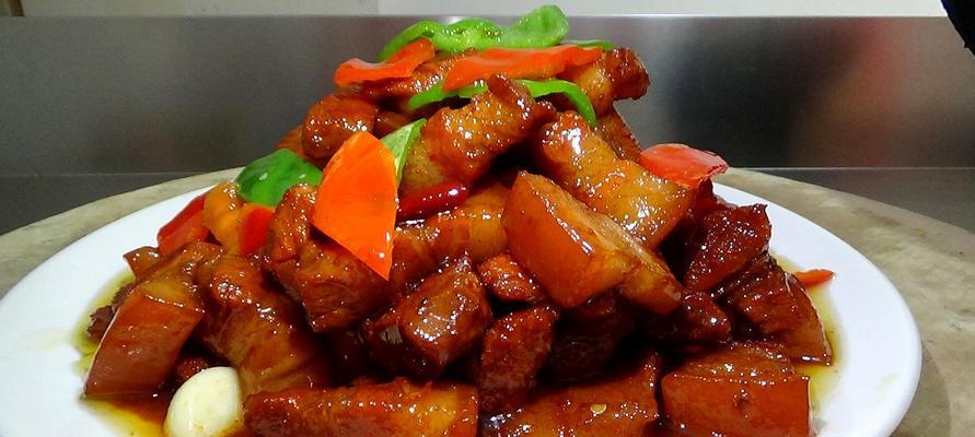 红烧肉的制作技巧——美味不腻（鲜嫩可口，色香味俱佳，让你回味无穷）