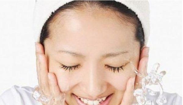 白醋洗脸美容的妙用（自然无添加，白醋为你带来清爽亮肤）