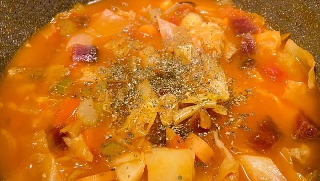 健康美味的罗宋汤烹饪秘籍（传统风味搭配新鲜食材，轻松煮出暖心佳肴）