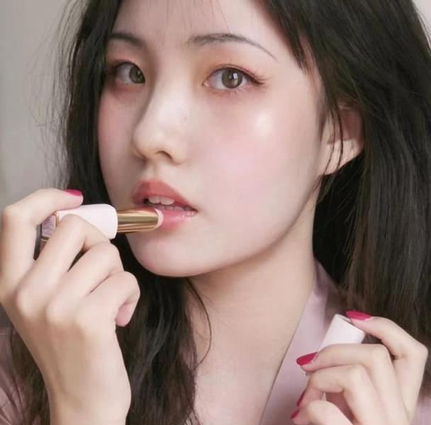 女人如何提升自己的气质（优雅从容，魅力四溢）