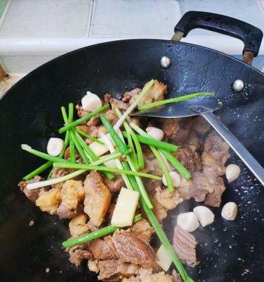 牛肉炖出鲜嫩多汁的秘诀（香气四溢，口感绵软，牛肉炖的烹饪诀窍揭秘）