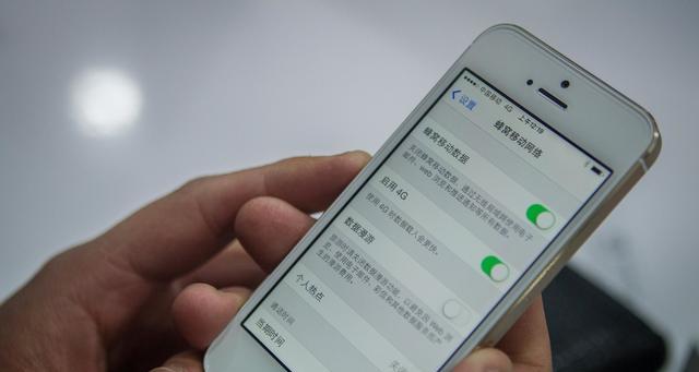 iPhone手机进水急救教程（拯救湿透的iPhone，快速应对水患）