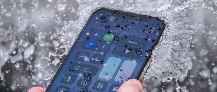 苹果提示检测到液体问题的解决方法（防止液体进入苹果设备，保障设备安全）