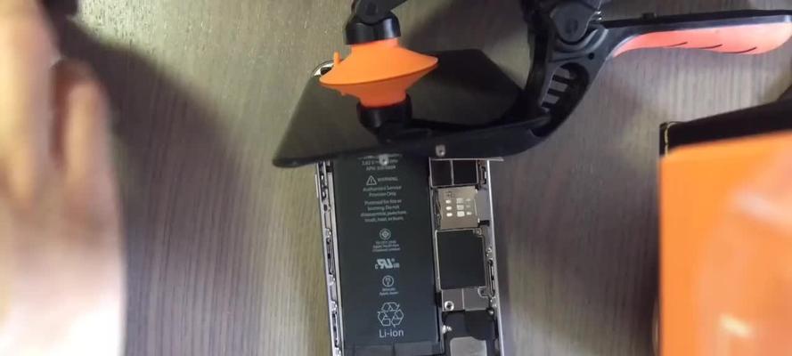iPhone屏幕出现条纹闪修复教程（解决iPhone屏幕条纹闪烁问题的有效方法）