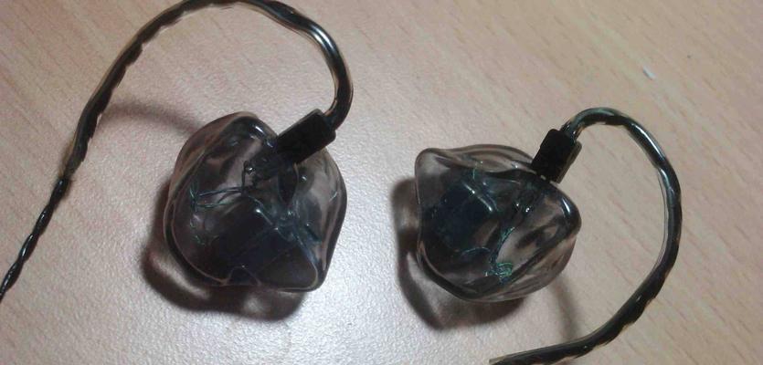 如何正确佩戴UE耳机（让音乐更入耳，佩戴UE耳机的关键技巧）