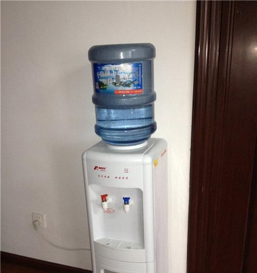 如何解决饮水机慢性漏水问题（有效处理饮水机长期漏水）