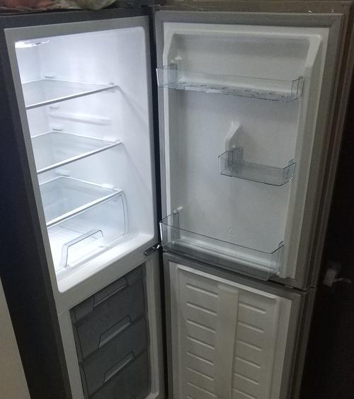 如何正确清洗冰箱门（简便易行的清洗方法）