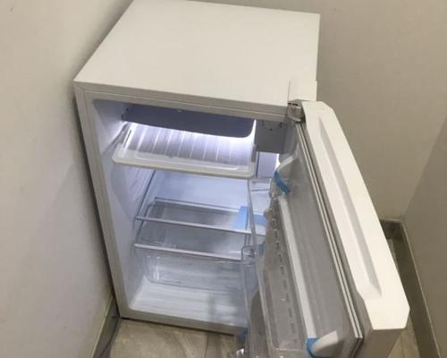 冰箱冷藏室有水的问题解析（探究冰箱冷藏室积水原因及解决方法）