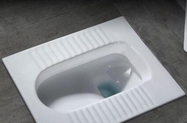 蹲便器堵了疏通技巧（从家常方法到专业工具）