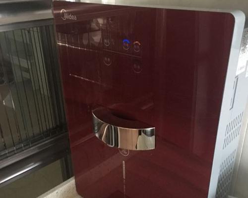 饮水机出水按钮修复指南（解决饮水机出水按钮问题的步骤和技巧）