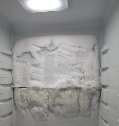 解决卧式冰柜结霜问题的有效方法（应对卧式冰柜结霜的实用技巧和建议）