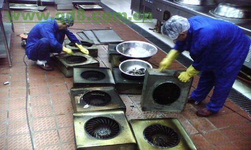 大型油烟机的清洗方法（轻松解决油烟机清洗难题）