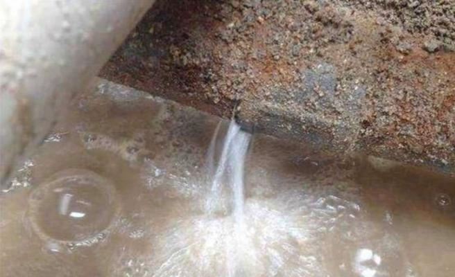 中央空调管道漏水的原因及解决方法（揭秘中央空调管道漏水的真相）