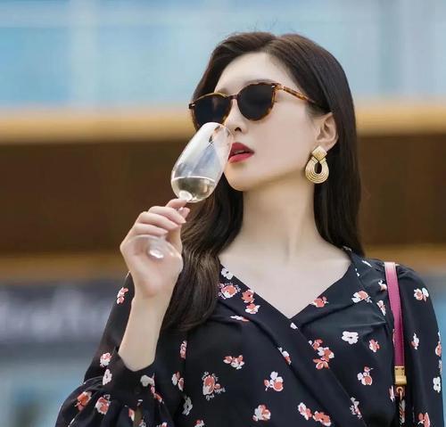 事业强的女人为什么感情不顺（为什么事业成功的女人感情不顺）