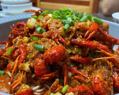 蒜香小龙虾怎么做好吃（简单又美味的蒜香小龙虾料理）