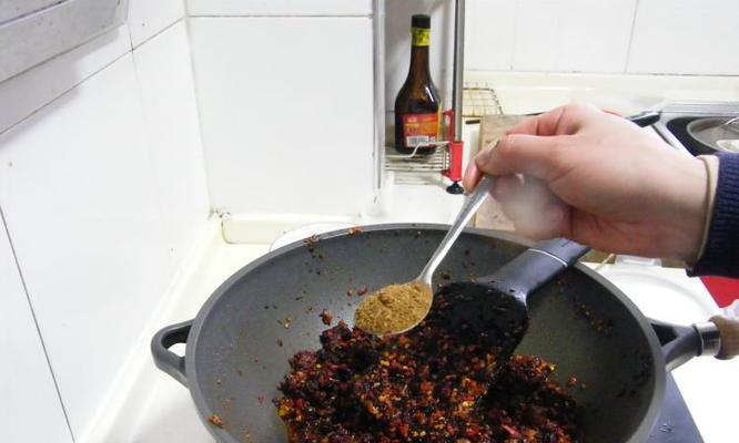 制作鲜辣椒酱的秘方大揭秘（香辣美味）