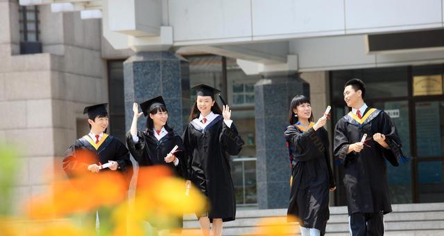 选择大学时，文科女生适合报考哪些学校（为文科女生量身打造的大学教育选择指南）