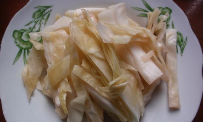 以油渣莲花白的做法步骤（简单易学的美食制作方法）