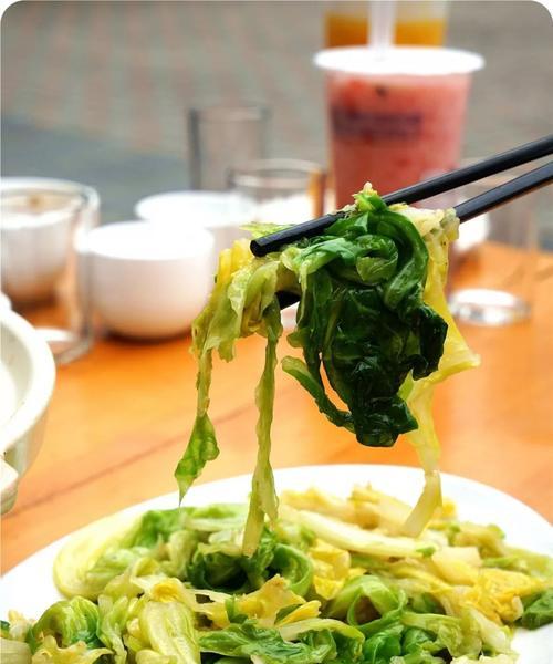 以油渣莲花白的做法步骤（简单易学的美食制作方法）