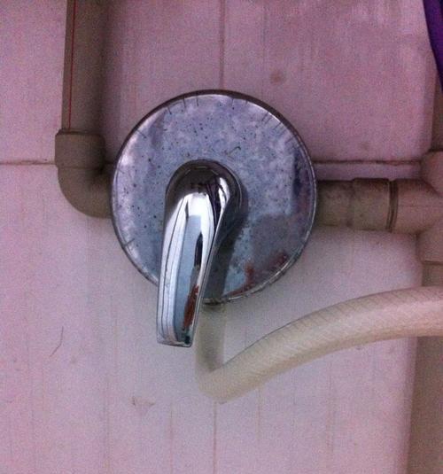 热水器管道漏水问题解决方法（如何快速修复热水器管道漏水）