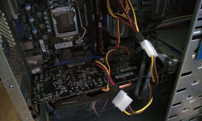 如何解决无法连接旧显示器和显卡的问题（一步步指导）