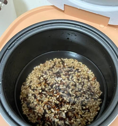解决电饭煲锅底米饭偏软问题的方法（享受口感完美的煮饭体验）