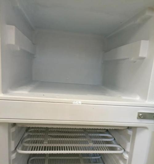 如何正确清洗美的冰箱（一步步教你轻松保持清洁）