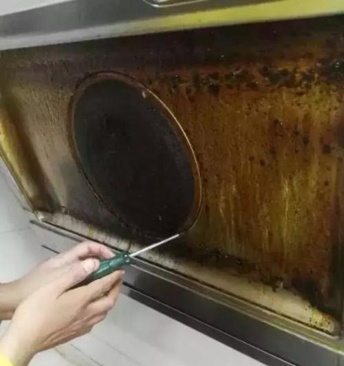 饭店油烟机油渍清洗方法（轻松清除饭店油烟机上的顽固油渍）