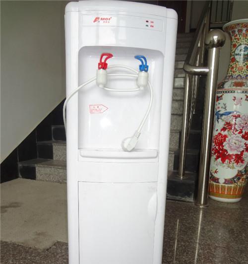 饮水机漏水不排水的原因及解决方法（探究饮水机漏水不排水的根源）