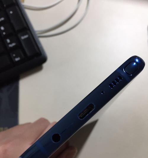 解决显示器表面细小划痕的方法（保护视觉健康）