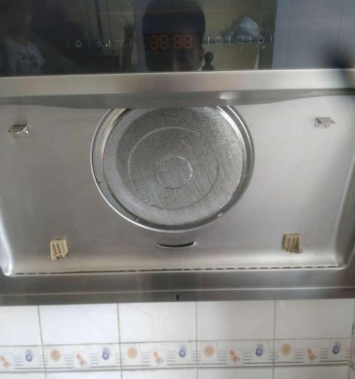 不打开油烟机也能清洗油污（省力又高效的清洁方法）