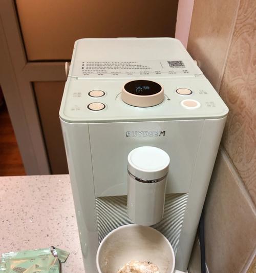 小型饮水机清洗方法（轻松学会清洗小型饮水机）