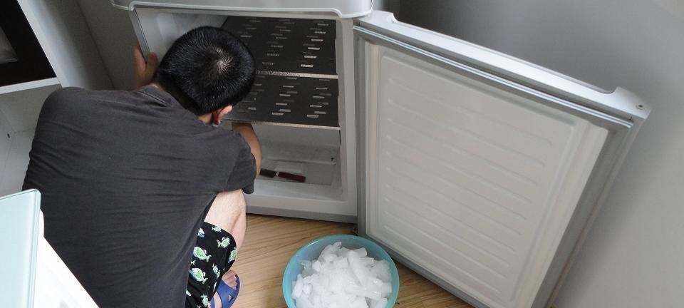 如何高效利用冰柜化冰水（简单实用的冰柜化冰水处理方法）