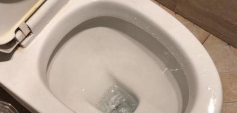 马桶堵住疏通窍门，轻松应对堵塞问题（再也不怕马桶堵住了！使用这些方法）
