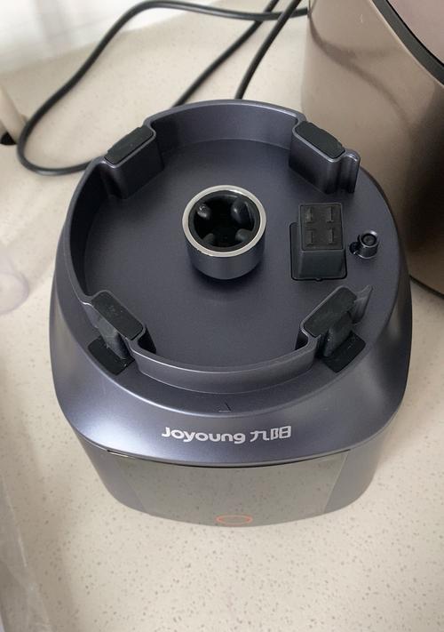 如何解决破壁机刀片下面的漏水问题（实用维修技巧帮您轻松应对）