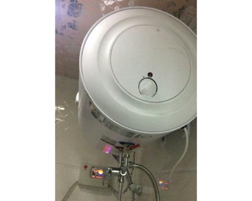 热水器管道爆裂修复方法大揭秘（轻松解决热水器管道爆裂的一招）