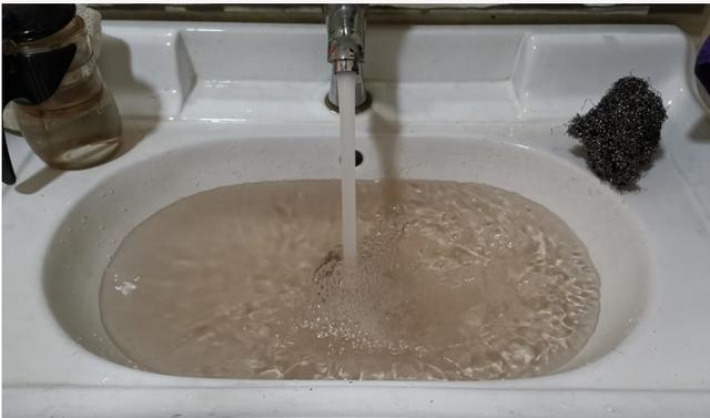 应对停水情况，如何使用净水器保证家庭饮水安全（净水器的作用和使用方法）