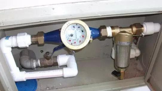 热水器开始漏锈水的原因及处理方法（探究热水器漏锈水的成因以及应对策略）