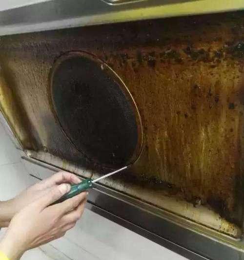 如何在家使用水清洗油烟机（简便高效的清洁方法及技巧）