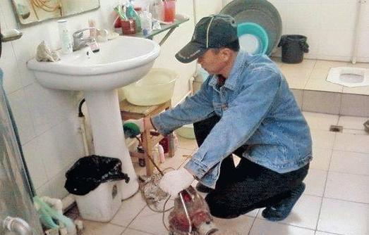解决马桶上水阀漏水的方法（一步步教你如何修复马桶上水阀漏水问题）