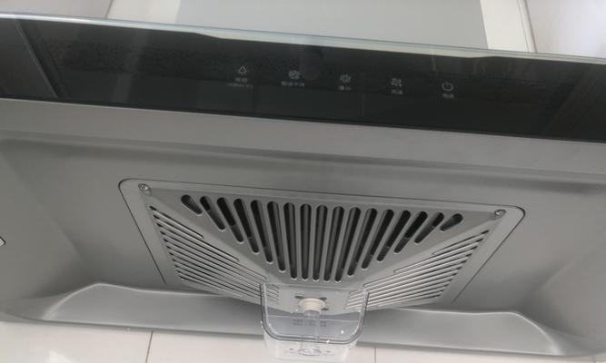 如何清洗美的小型油烟机（简单实用的清洗方法）