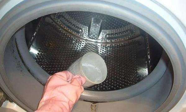 如何彻底清洁洗衣机（简易方法让你的洗衣机焕然一新）