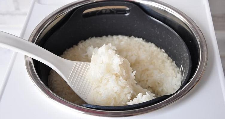 如何处理新电饭煲内胆有水泡问题（避免水泡并提升电饭煲使用寿命的方法）