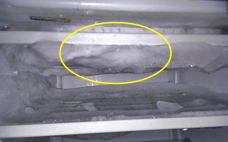 冰柜底部结冰的处理方法（解决冰柜底部结冰问题的实用技巧）