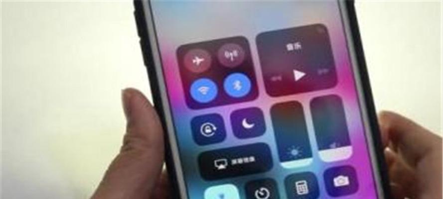 如何快速打开手电筒（简单操作让你秒变“灯神”）