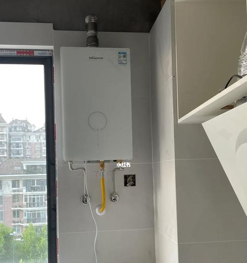 如何解决热水器热水口摇动的问题（避免热水器热水口摇动）